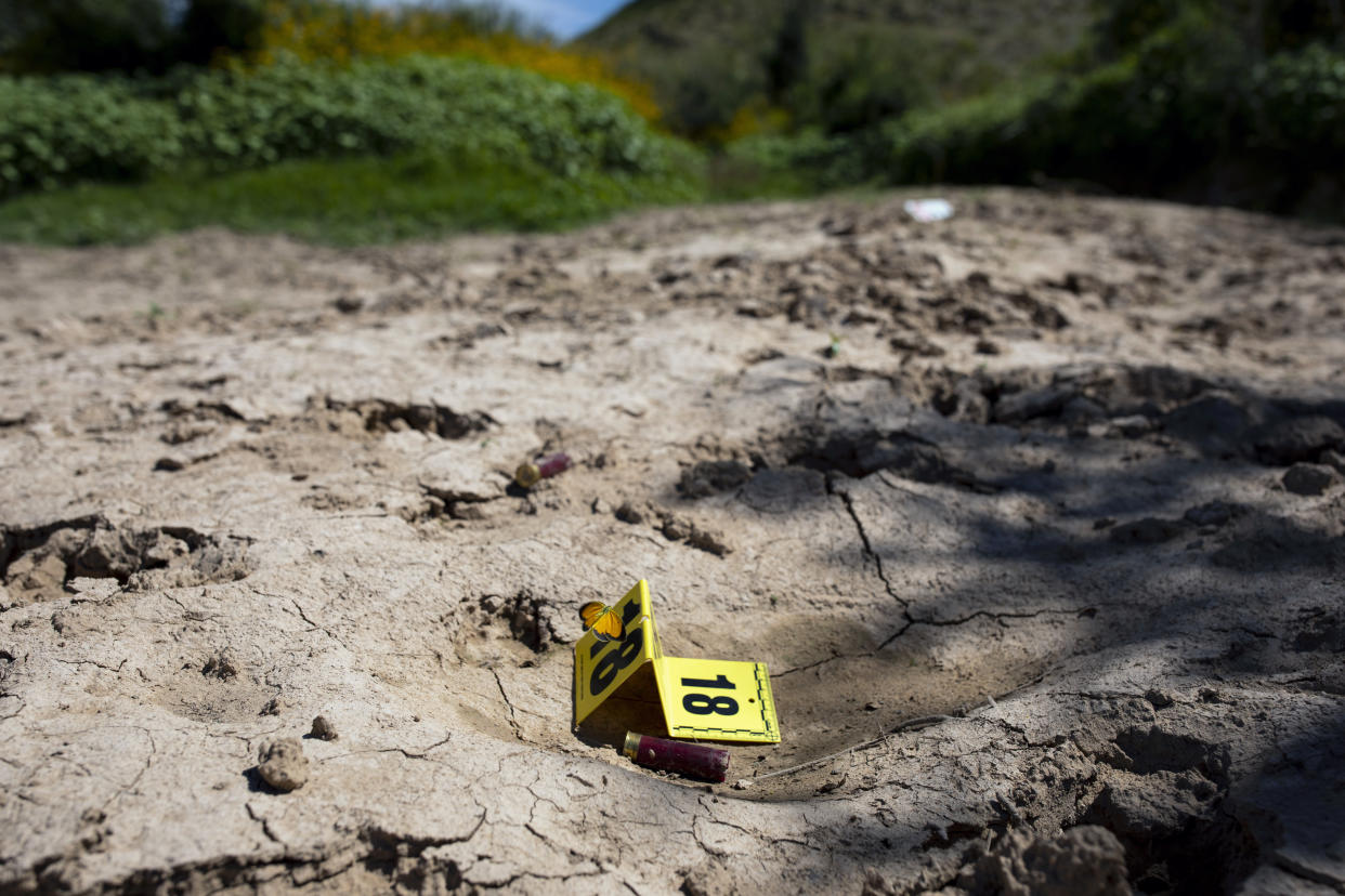 El 30 de septiembre de 2022, aún había un marcador de evidencias de plástico amarillo en el pequeño estanque cerca de Sierra Blanca, Texas, donde les dispararon a dos migrantes, uno de los cuales falleció. (Ivan Pierre Aguirre/The New York Times)
