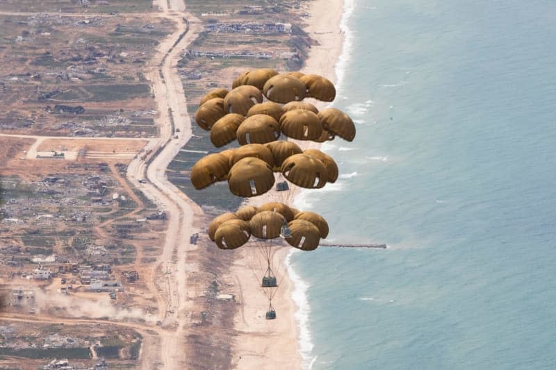 A C-130 of the bi-national squadron "Rhein" drops relief supplies over the Gaza Strip. Sherifa Kästner/Bundeswehr/dpa