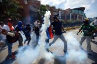 Activistas opositores al gobierno de Venezuela chocan con la Policía Nacional en Caracas este 20 de marzo de 2014 (AFP | Juan Barreto)