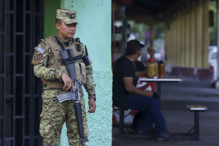 Un soldado hace guardia en Nueva Concepción, departamento de Chalatenango (Archivo), en uno de los tantos operativos policiales ordenados contra las maras