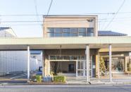 La vivienda, de dos plantas, se encuentra en un pequeño pueblo de Japón y su propietario es un apasionado de los libros que quiso compartir su afición con sus vecinos. (Foto: <a href="http://www.kinoshitahiroshi.jp/" rel="nofollow noopener" target="_blank" data-ylk="slk:Hiroshi Kinoshita and Associates;elm:context_link;itc:0;sec:content-canvas" class="link ">Hiroshi Kinoshita and Associates</a>).