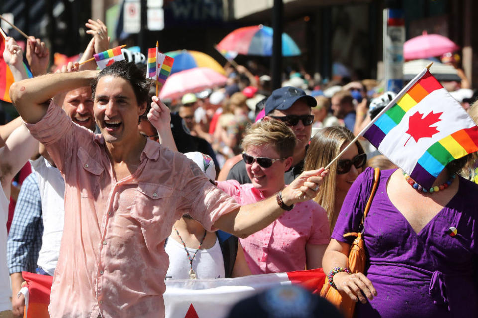 <p>Prenant à cœur sa position politique pour défendre tous les Canadiens, Justin Trudeau est le premier Premier Ministre a avoir défilé lors de la Gay Pride de Toronto en 2016. Crédit : Getty </p>