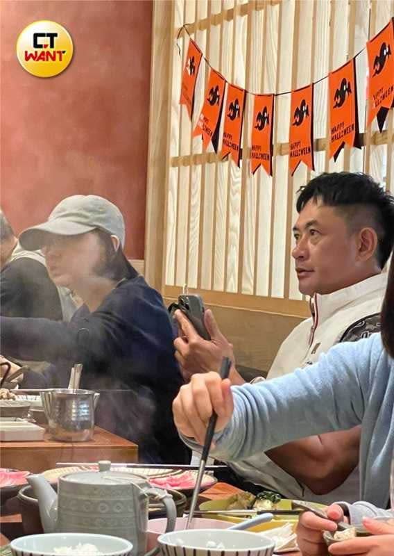 柯叔元與女性親友坐同一邊，用餐過程中他看來很能聊還忙著拍照。（圖／本刊娛樂組）