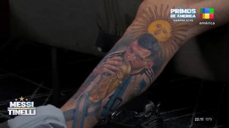 El tatuaje que se hizo Marcelo Tinelli en la pierna. Captura: América