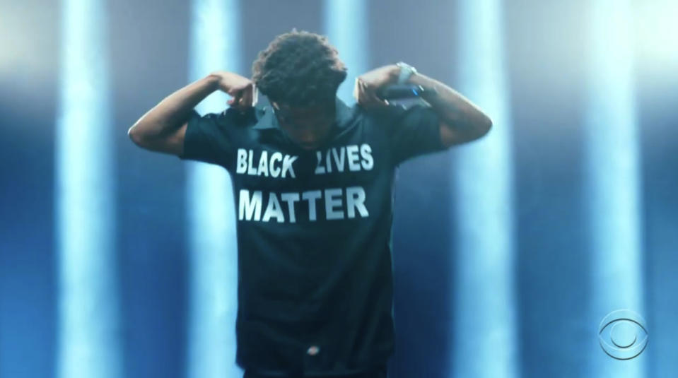 En esta imagen capturada de video emitida el domingo 28 de junio de 2020 por BET, Roddy Ricch usa una camiseta en a que dice Black Lives Matter mientras actúa en la ceremonia virtual de los Premios BET. (BET vía AP)