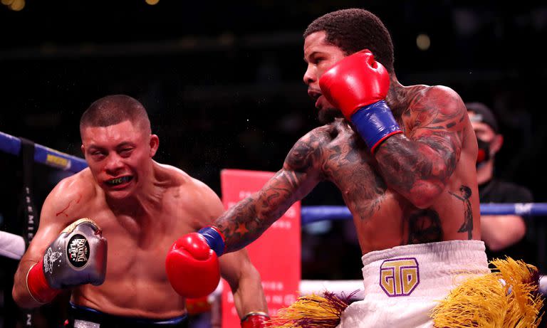 Los músculos y los tendones del cuello Pitbull Isaac Cruz se tensan al recibir el castigo de Gervonta Davis; el mexicano recibió mucho, pero también lo hizo sufrir al norteamericano