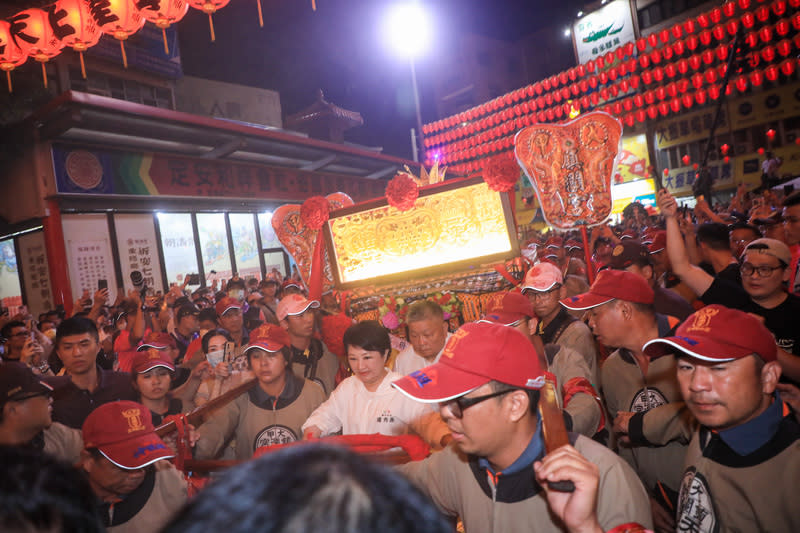 台中市長盧秀燕迎接大甲媽祖回鑾 台中市大甲區鎮瀾宮媽祖神尊15日凌晨零時30分，在 信眾迎接下返抵鎮瀾宮安座，台中市長盧秀燕（白衣 者）也前往迎接並出席安座大典。 中央社記者趙麗妍攝 113年4月15日 