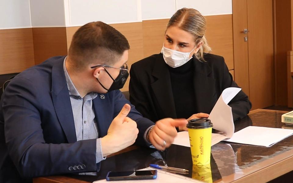 Lyubov Sobol and her lawyer Vladimir Voronin during a hearing into an appeal against her breaking and entering case - Perovsky District Court