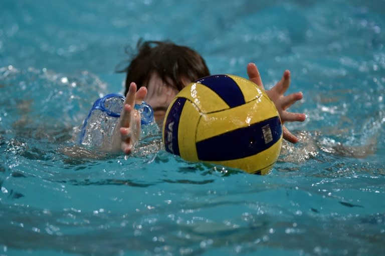 Die Deutsche Lebensrettungsgesellschaft (DLRG) hat im vergangenen Jahr insgesamt 94.784 Schwimmabzeichen ausgegeben. Damit hätten die ehrenamtlich Aktiven rund 20 Prozent mehr Kindern das Schwimmen beigebracht als im Vorjahr, teilte die DLRG mit. (ANDREJ ISAKOVIC)