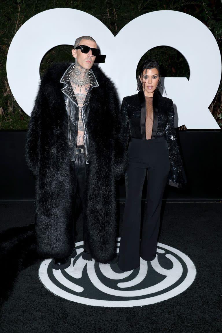 Travis Barker y Kourtney Kardashian Barker, en total black