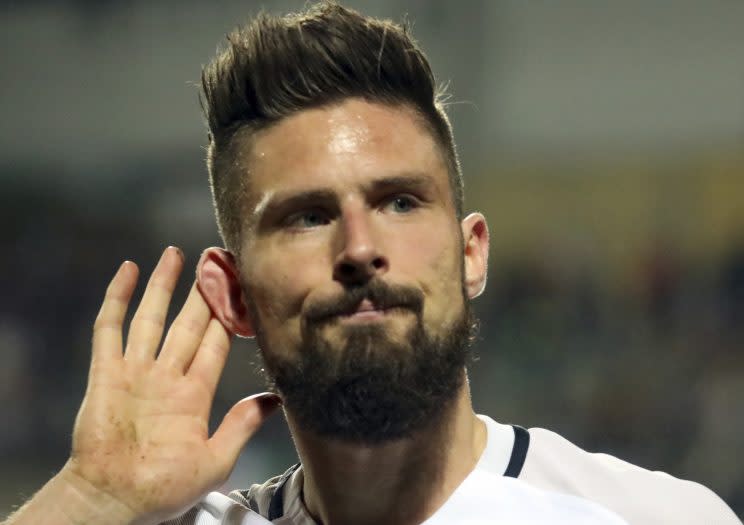 Olivier Giroud célèbre son second but de la partie (et son 23e en équipe de France) en chambrant ses détracteurs. (Photo : Associated Press)