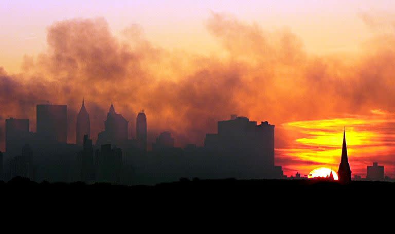 El humo aún se eleva desde donde una vez estuvieron las Torres Gemelas 