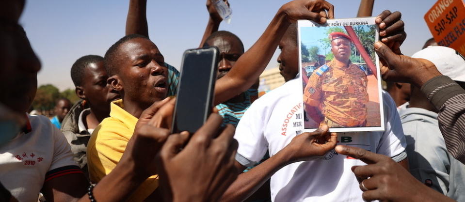 Au lendemain du coup d'État au Burkina Faso qui a renversé le président Roch Marc Christian Kaboré, une manifestation de soutien aux putschistes a eu lieu mardi 25 janvier à Ouagadougou où le calme est revenu après des jours de tension.
