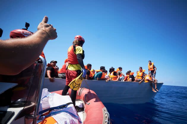 Miembros de Open Arms asisten a migrantes en el Mediterráneo, cerca de Lampedusa, Italia. (Photo: Europa Press News via Getty Images)