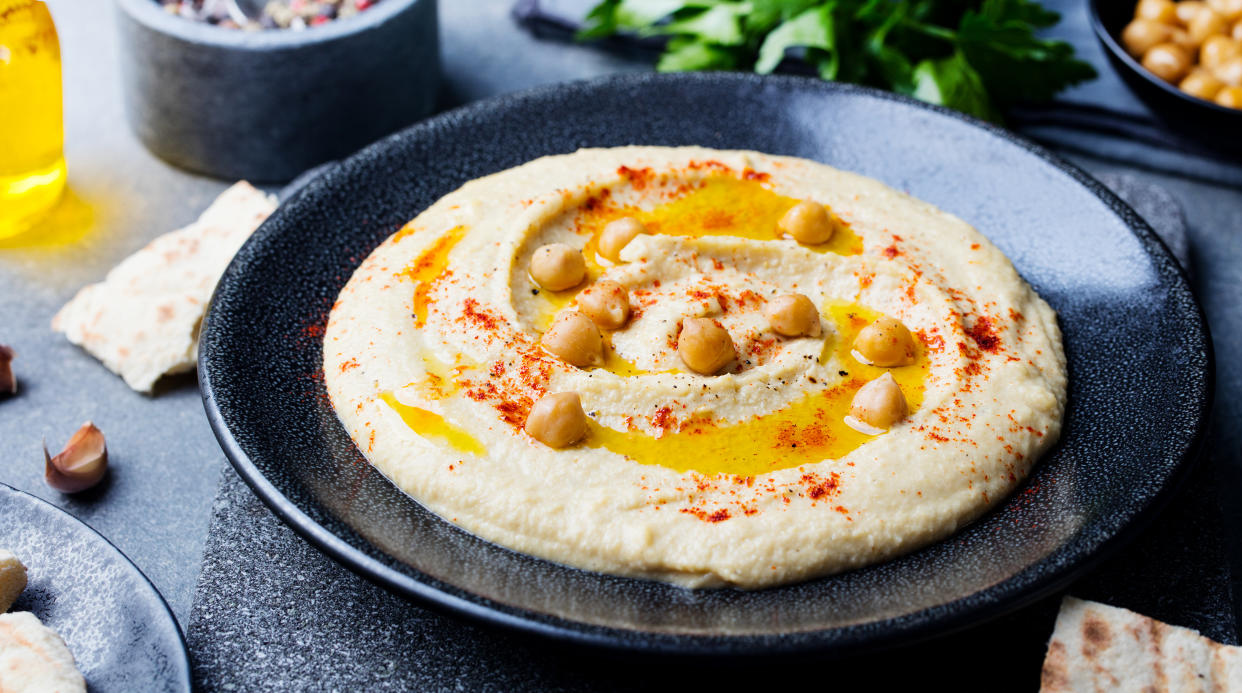 Sumach verfeinert Dips wie Hummus, macht sich jedoch auch gut zu Fleisch, Fisch, Eintöpfen und Salaten (Bild: Getty Images)