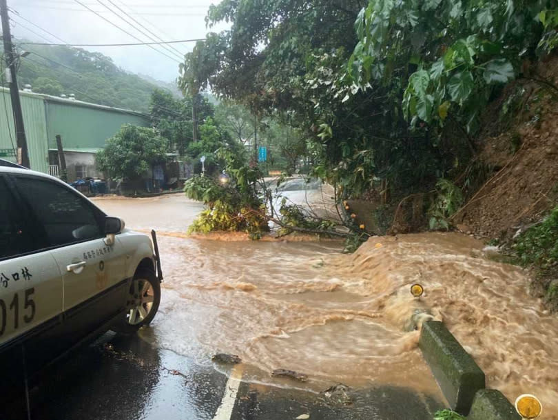 泰山區則是泰林路三段606巷附近也遭受豪大雨影響，馬路被泥黃滾水所覆蓋，交通也因淹水而受到影響。（圖／翻攝自林口警好讚臉書）