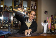 En esta foto del 27 de agosto de 2018, la cantinera cubana Barbara Betancourt Bernal sirve un daiquiri en un bar de La Habana, Cuba. (AP Foto / Desmond Boylan)