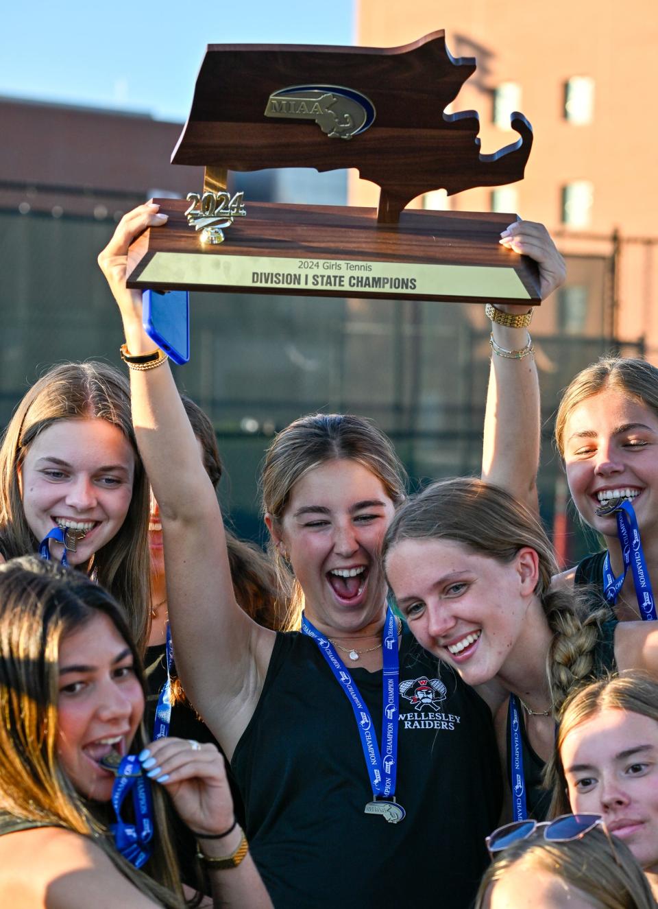 Wellesley Brooke Taber posa para una fotografía mientras sostiene el trofeo del campeonato estatal de la División 1 después de derrotar a Boston Latin en el MIT, el sábado 15 de junio de 2024.