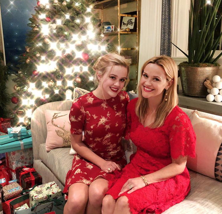 Das Mutter-Tochter-Gespann posierte im roten Weihnachtslook. (Bild: Instagram/reesewitherspoon)