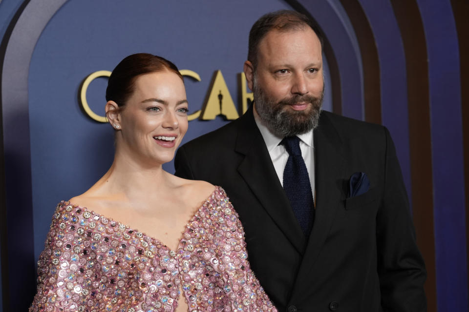 Emma Stone, izquierda, y Yorgos Lanthimos llegan a los Premios de los Gobernadores el martes 9 de enero de 2024 en el Dolby Ballroom de Los Ángeles. (Foto AP/Chris Pizzello)