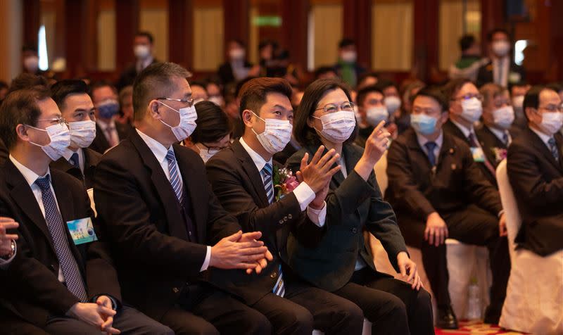  蔡英文盼望，新的一年不僅要守住疫情，也要持續發揮臺灣產業的優勢，提升國際競爭力。（圖／總統府提供）