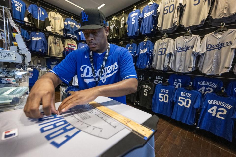 Der Filialleiter des Dodgers Clubhouse, Franklyn McKesson, stellt ein individuelles Trikot her.