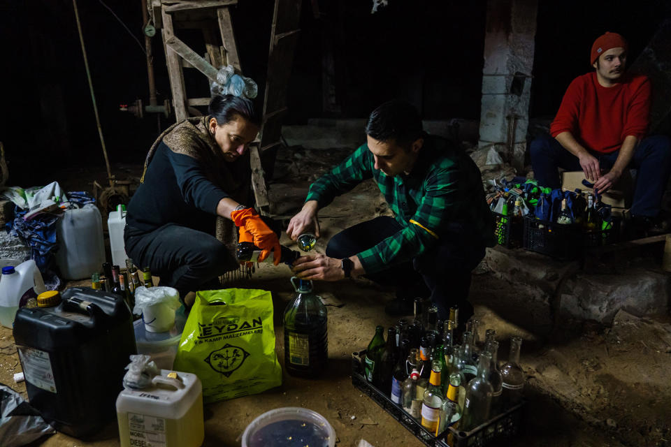 Volunteers for the Territorial Defense Forces make Molotov cocktails to use against the invading Russian troops in Kyiv on Feb. 26.<span class="copyright">Marcus Yam—Los Angeles Times/Getty Images</span>