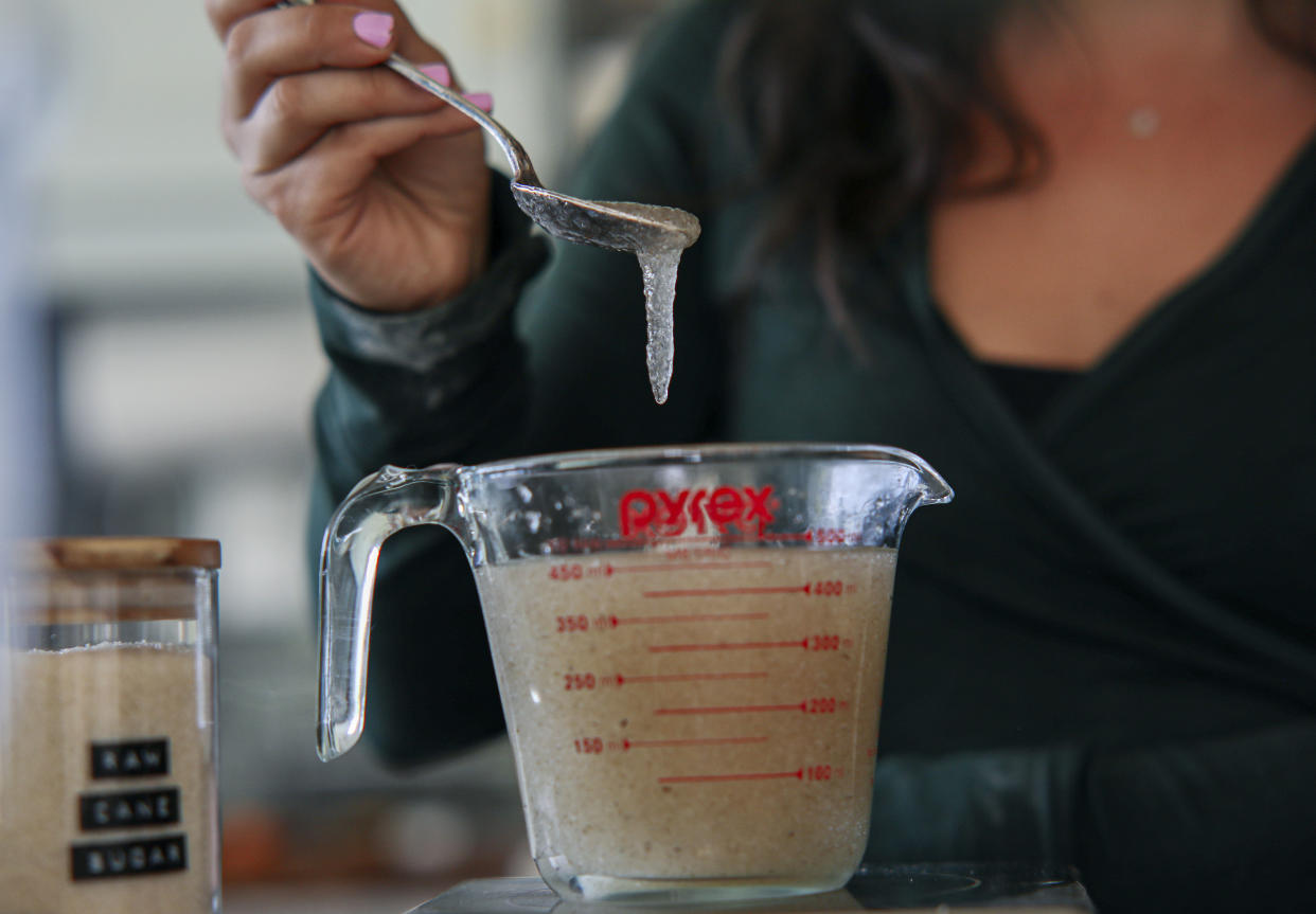 Foto ilustrativa de una de las marcas más vendidas de cáscaras de psilio, también conocido como psyllium, isabgol o ispaghula, que se deriva de un arbusto, en Nueva York, el 3 de agosto de 2023. (Scott Semler/The New York Times).