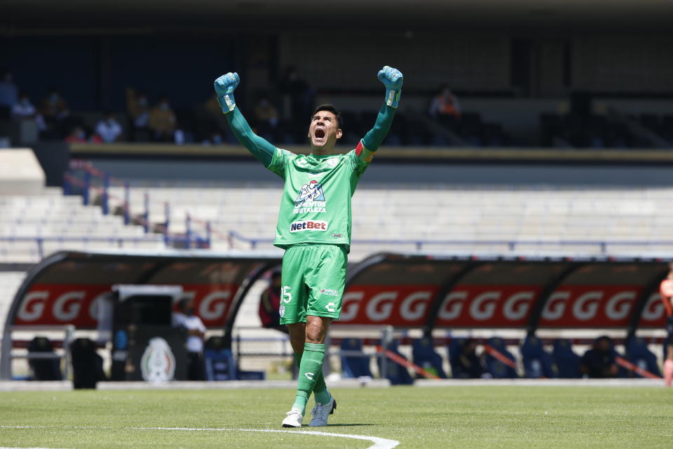 El arquero Oscar Ustari celebra el gol de su compañero Ismael Sosa contra Pumas en el partido por el torneo Clausura de México, el domingo 4 de abril de 2021, en el Estadio Olímpico Universitario. (AP Foto/Ginnette Riquelme)