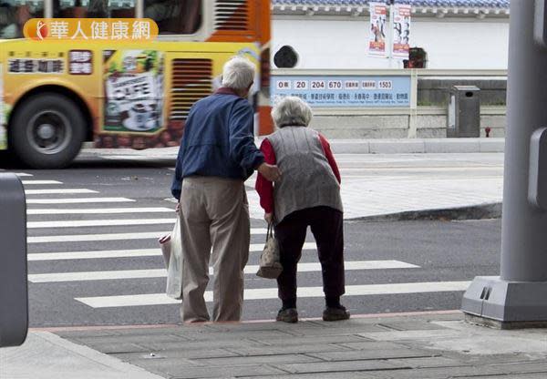 老年人容易出現骨質疏鬆的問題，鈣質攝取不足和缺乏運動的民眾，罹患骨鬆的風險也較高。