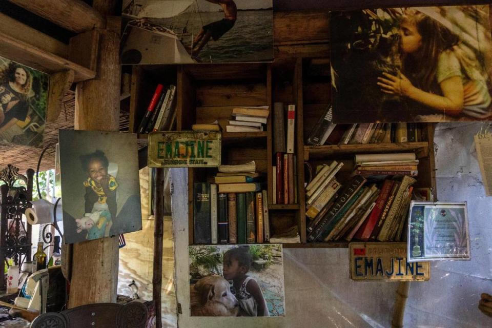 Libros en la sala de estar de Shawnee Chasser en la casa del árbol donde vive en la zona no incorporada de Miami-Dade, cerca de North Miami, el viernes 8 de septiembre de 2023.