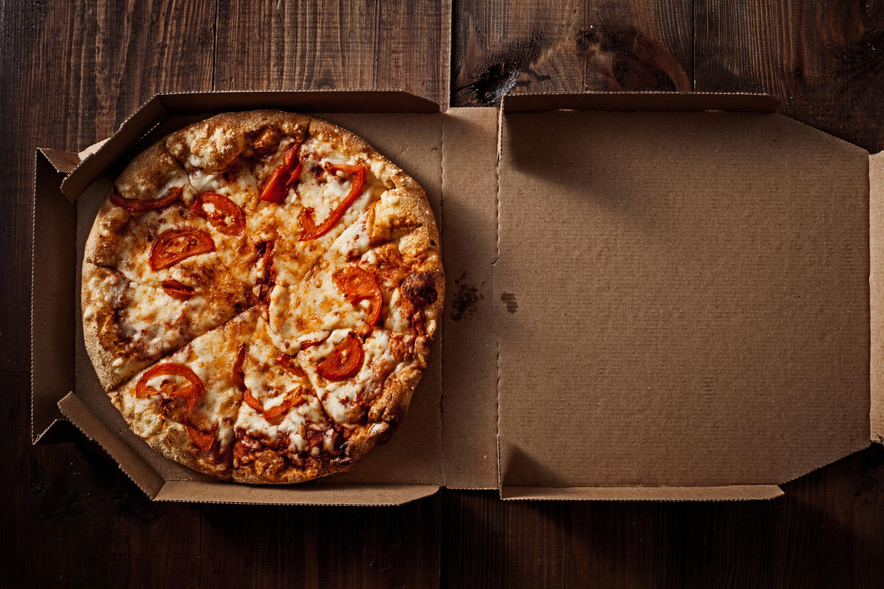 Schon ein kleines Stück Pizzarand macht den Karton zum Problem für die Altpapier-Wiederverwertung. (Bild: Getty Images)