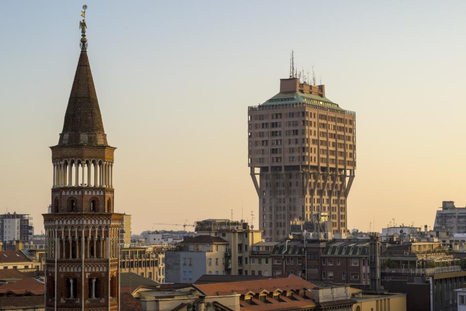 Perhaps one of the reasons Milan is considered by many to be Italy's "Ugly City" is the Torre Velasca building. Designed by the Milan-based firm Studio BBPR, the structure was completed in 1958.