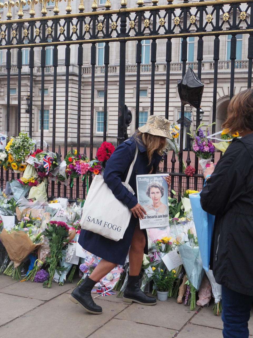 Crowds of well-wishers left tributes at Buckingham Palace on Friday (@paulphln)