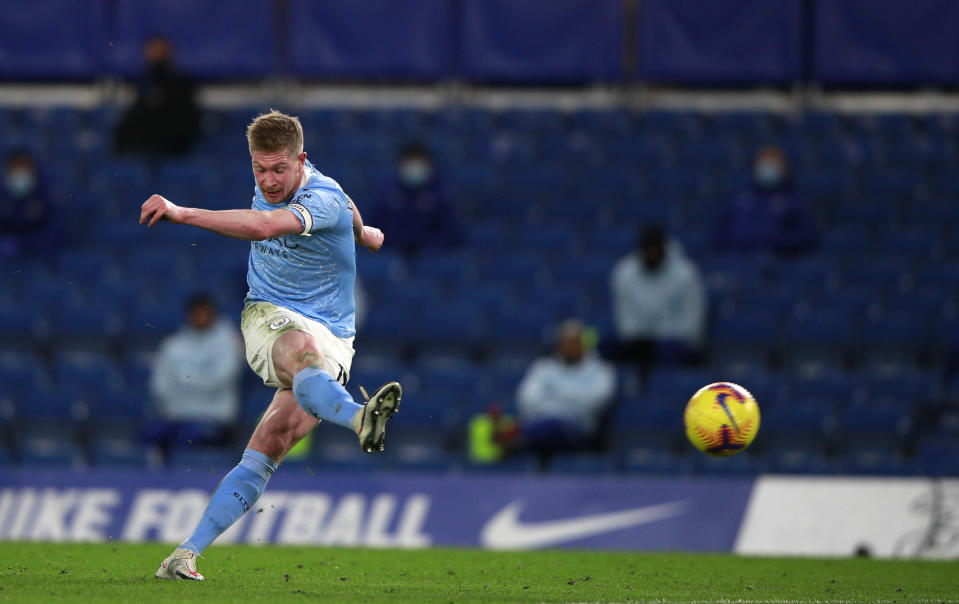 Kevin De Bruyne, del Manchester City, intenta un disparo en duelo de la Liga Premier ante el Chelsea en Stamford Bridge, Londres, Inglaterra, el domingo 3 de enero de 2021. (AP Foto/Ian Walton/Pool)