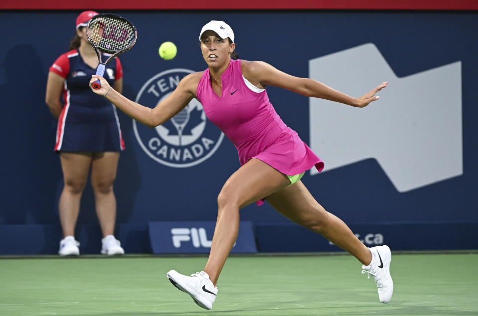 La estadounidense Madison Keys responde un tiro en el duelo de primera ronda ante su compatriota Venus Williams en el Abierto de Montreal el lunes 7 de agosto del 2023. (Graham Hughes/The Canadian Press via AP)