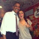 Sucede que el Presidente Obama apareció en un bar de Boulder, Colorado y quedó registado en Instagram (So President Obama wandered into a bar in Boulder, Colo., and this Instagram happened), escribió la chica que posa sorprendida con el presidente en la foto en su cuenta cuenta twitter @madloid55, acompañando la imagen. <a href="https://twitter.com/#!/Madloid55" rel="nofollow noopener" target="_blank" data-ylk="slk:(via @madloid55);elm:context_link;itc:0;sec:content-canvas" class="link ">(via @madloid55)</a>