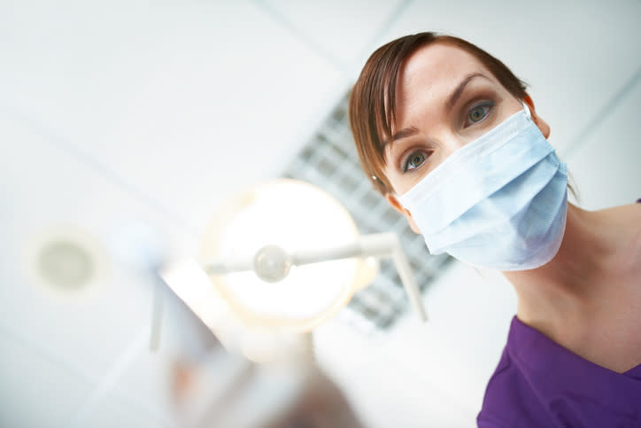 Además de los dientes, el dentista ayudaría a la salud de tus pulmones. Foto: Musketeer/Getty Images