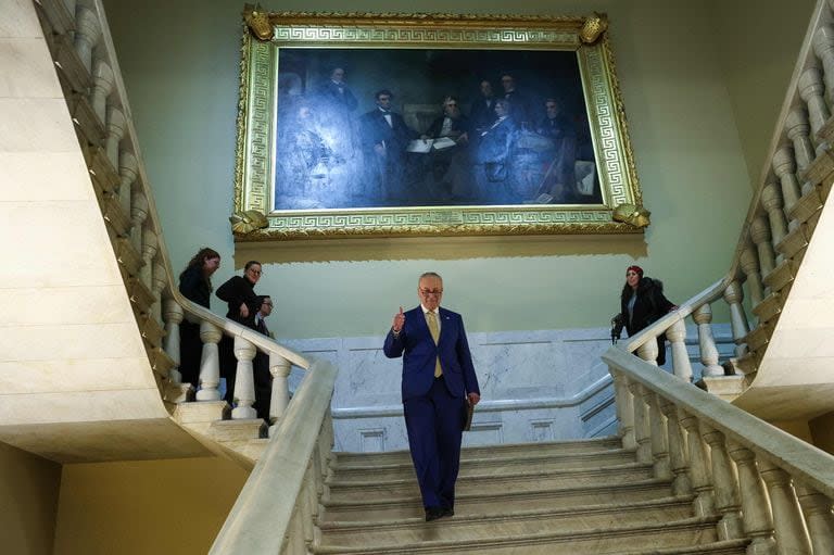 El líder demócrata del Senado celebra la aprobación del plan de ayuda.   (Kevin Dietsch / GETTY IMAGES NORTH AMERICA / Getty Images via AFP)