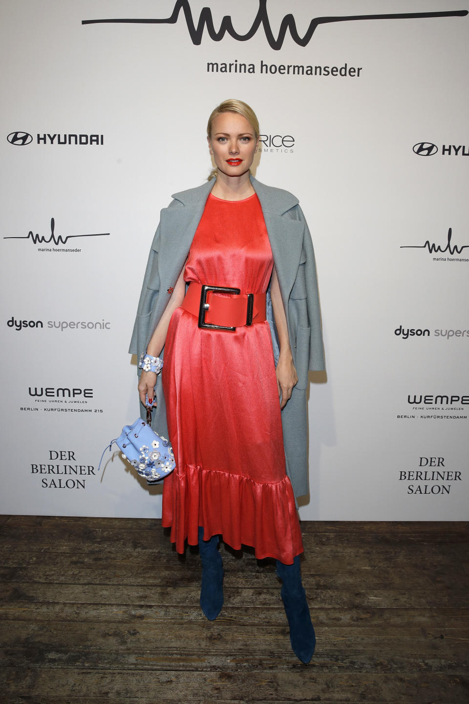 <p>Den Gürtel enger schnallte auch Schauspielerin Franziska Knuppe in einem korallfarbenen Look von Marina Hoermanseder. Den langen Mantel ließ sie im Blogger-Style lässig über die Schultern hängen. (Bild: Getty Images) </p>