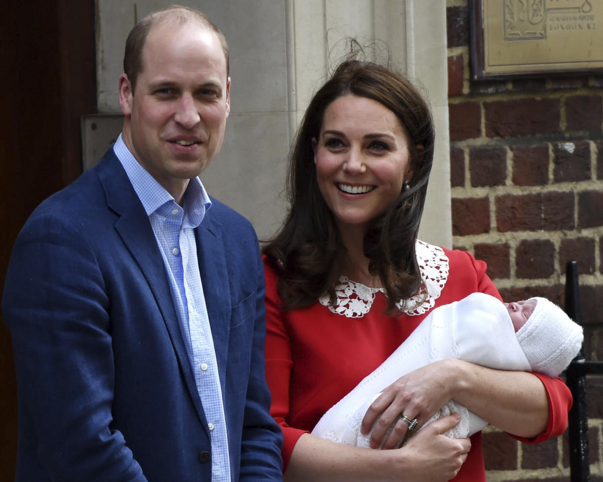 Diese Fotos sorgen nicht nur für Jubel: Prinz William und Herzogin Kate mit ihrem jüngsten Sohn vor dem St. Mary’s Hospital. (Bild: AP Photo)