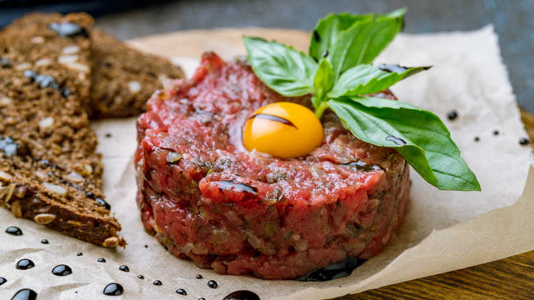 Steak tartare with bread