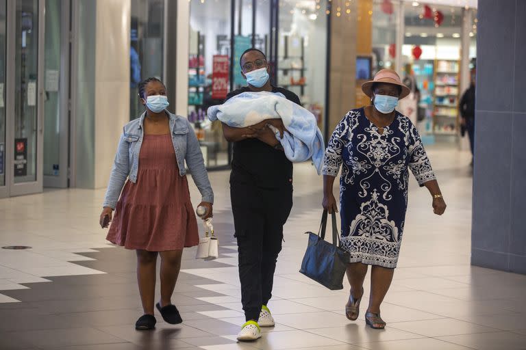 Gente recorre un centro comercial en Johannesburgo, Sudáfrica, viernes 26 de noviembre de 2021