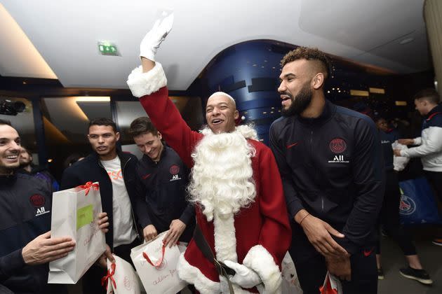 <p>Les joueurs du PSG célèbrent Noël avec les enfants de la Fondation PSG.</p>