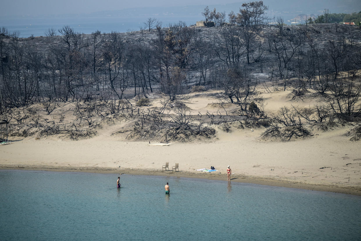 Le gouvernement grec assure vouloir payer une semaine de vacances à tous les touristes présents pendant les incendies (photo prise le 27 juillet 2023 à la plage de Glystra, au sud de l’île de Rhodes).