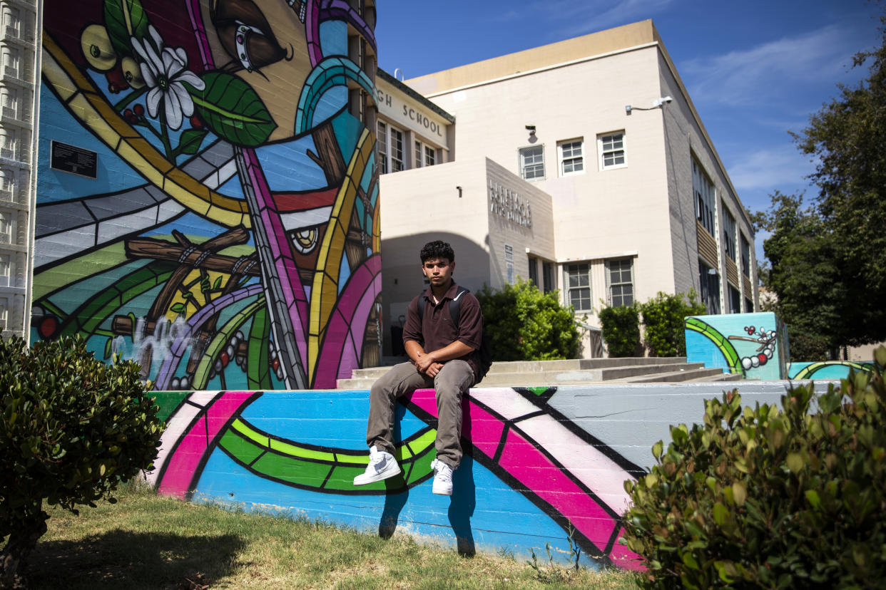 Tommy Esquivel, quien llegó de Guatemala cuando tenía 9 años, en la escuela de bachillerato Hollywood High School, en Los Ángeles, el 10 de junio de 2022. (Jenna Schoenefeld/The New York Times)