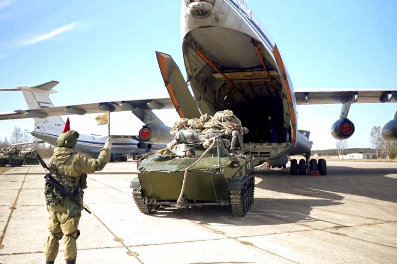 俄羅斯近日出動大軍在烏克蘭與克里米亞邊境集結，引發國際社會關注。（美聯社）