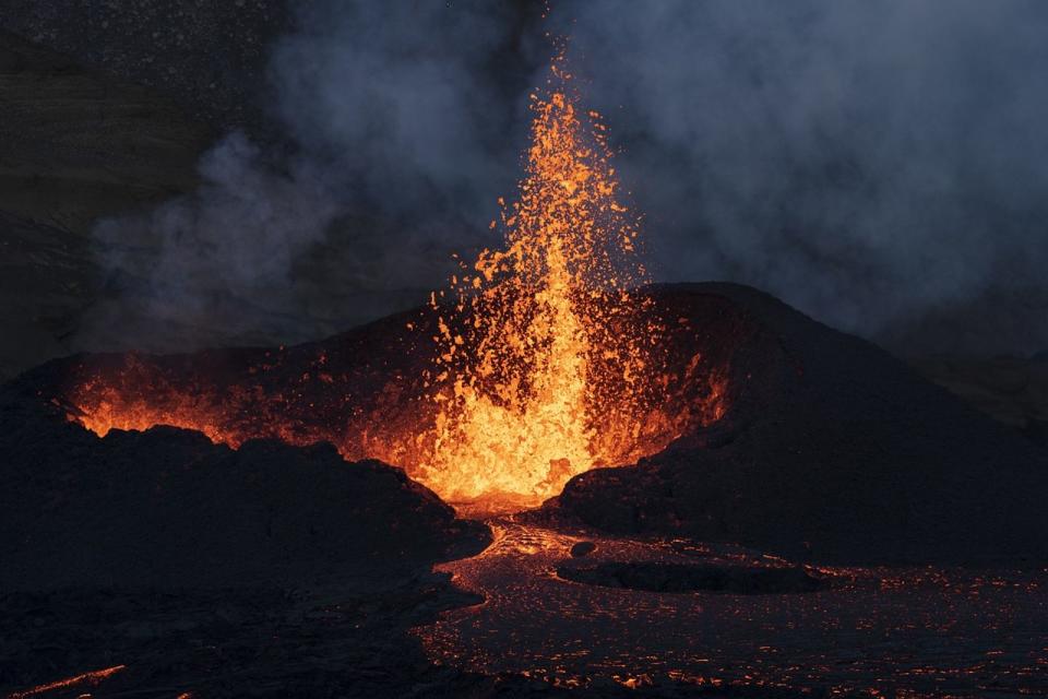 印尼的魯仰火山自16日起發生多次大規模噴發，迫使數百名居民撤離。（示意圖，翻攝自pixabay）