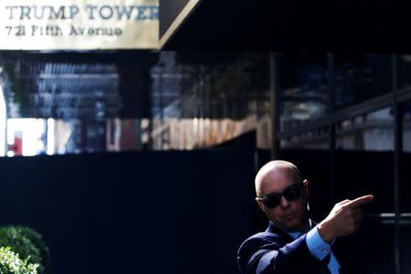 U.S. Secret Service move pedestrians and reporters back before Israel's Prime Minister Benjamin Netanyahu departs after meeting with Republican presidential nominee Donald Trump at Trump Tower in New York, U.S. September 25, 2016. REUTERS/Jonathan Ernst