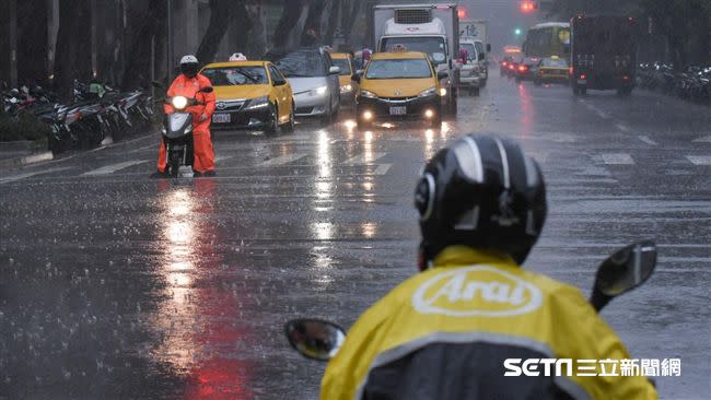 今日颱風殘餘的水氣，為全台各地帶來降雨，局部地區有較大雨勢。（圖／資料照）